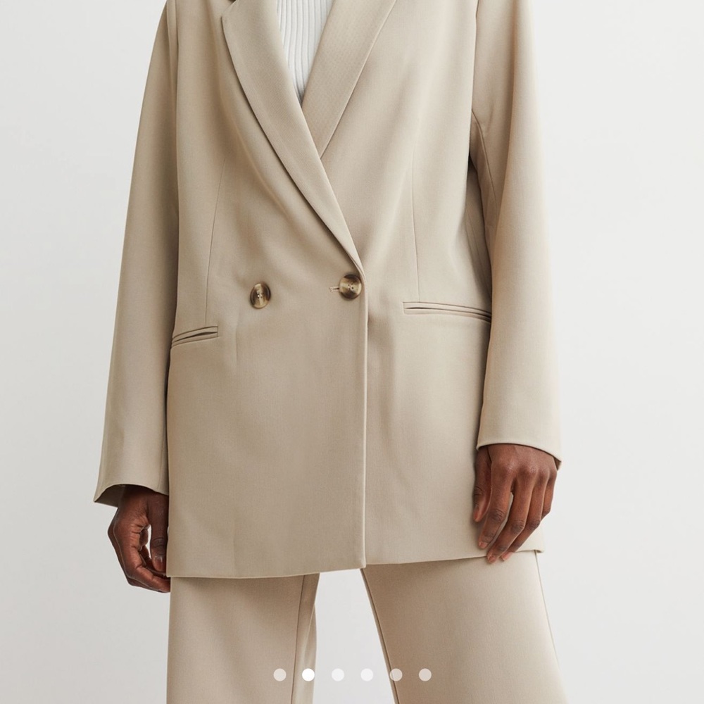 Straight cut, double-breasted blazer. Oversized.